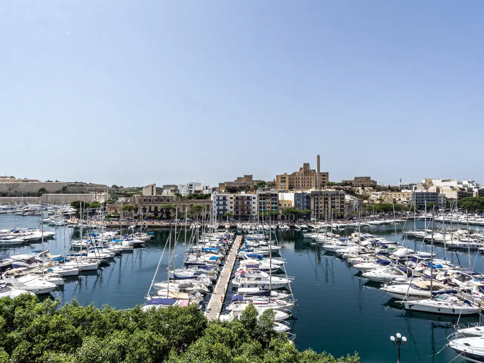 3 bed Apartment For Rent in Ta' Xbiex, Ta' Xbiex - thumb 1