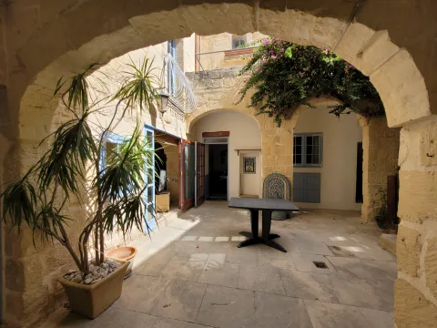 4 bed House of Character For Rent in Mosta, Mosta - thumb 1