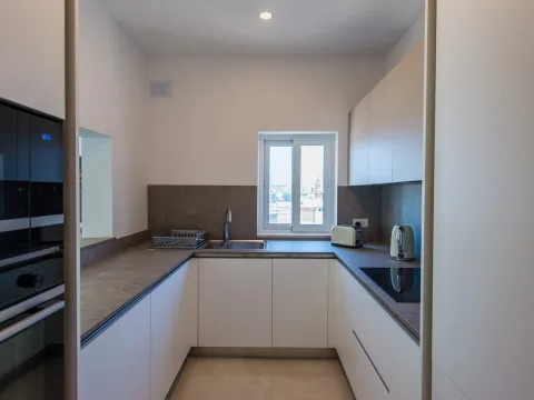 2 bed Penthouse For Rent in Ta' Xbiex, Ta' Xbiex - thumb 6