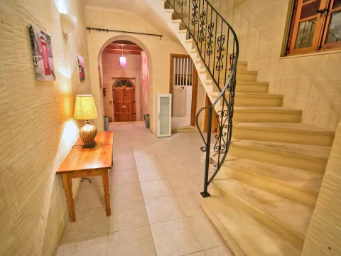 7 bed Terraced House For Rent in San Lawrenz, San Lawrenz - thumb 2