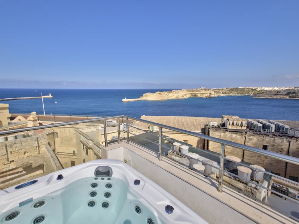 4 bed Penthouse For Rent in Valletta, Valletta - thumb 1