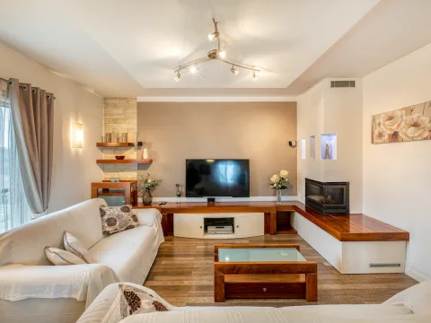 3 bed Apartment For Rent in Pembroke, Pembroke - thumb 1