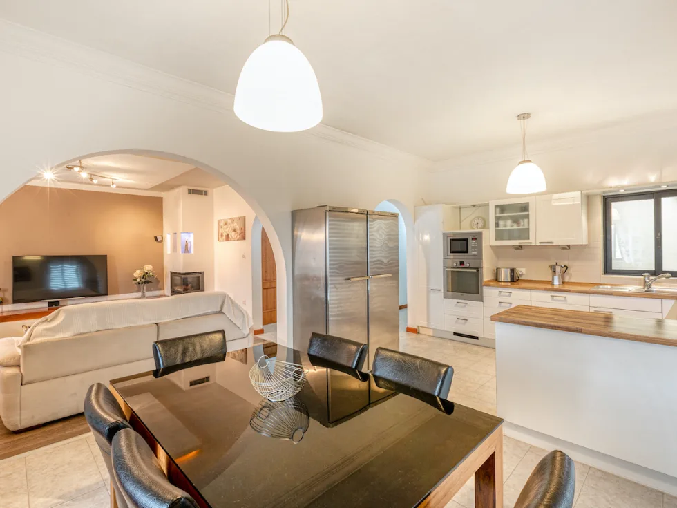 3 bed Apartment For Rent in Pembroke, Pembroke - thumb 4