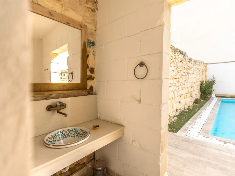 8 bed Town House For Sale in St Julian's, St Julian's - thumb 2