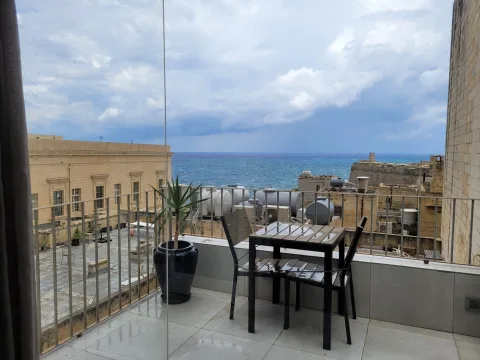 1 bed Penthouse For Rent in Valletta, Valletta - thumb 1