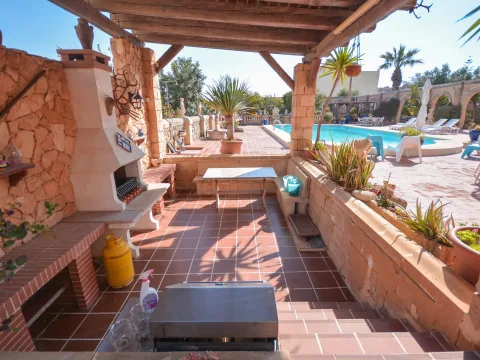 10 bed Villa For Sale in Madliena, Madliena - thumb 2