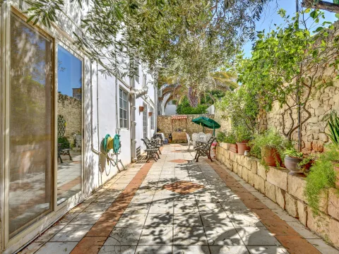 5 bed Villa For Sale in Ta' Xbiex, Ta' Xbiex - thumb 1