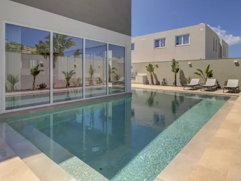 6 bed Villa For Rent in Bahar ic-Caghaq, Bahar ic-Caghaq - thumb 1
