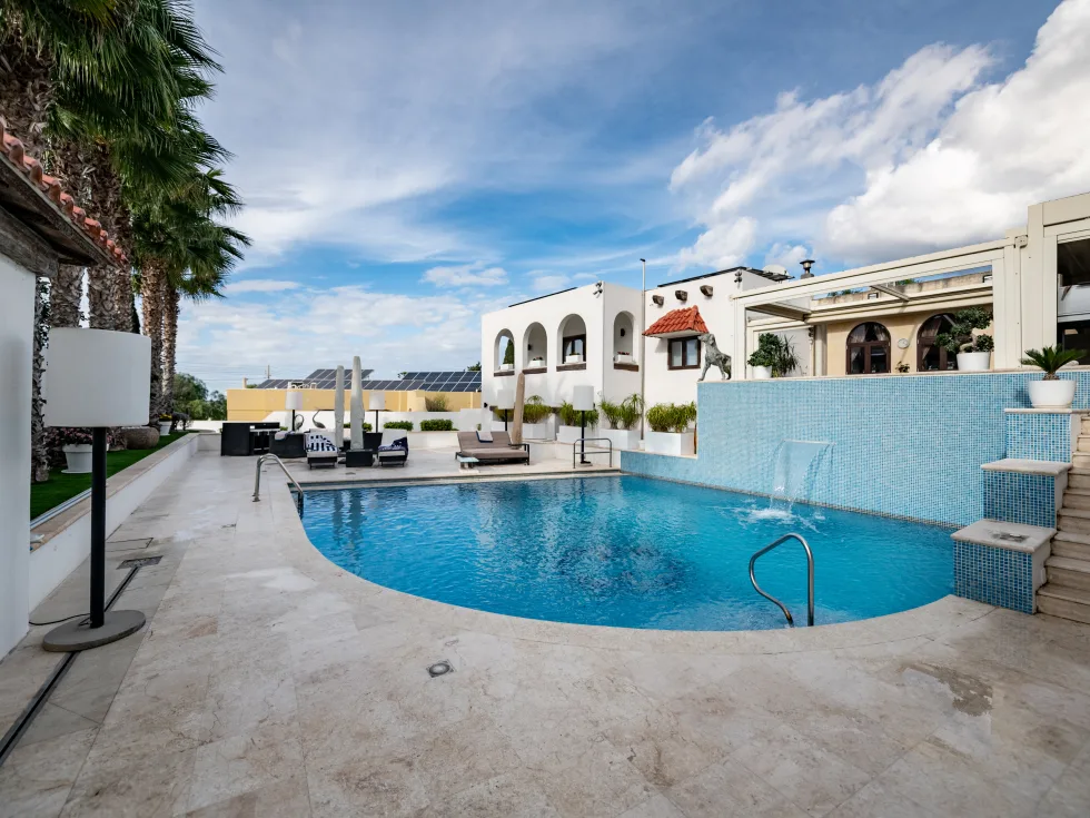 6 bed Villa For Sale in Naxxar, Naxxar - thumb 1