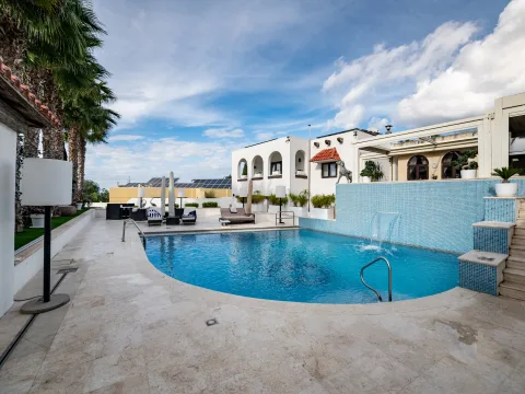 6 bed Villa For Sale in Naxxar, Naxxar - thumb 1