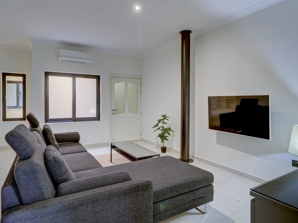 5 bed Terraced House For Rent in Pembroke, Pembroke - thumb 5