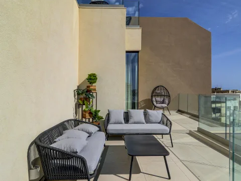 4 bed Penthouse For Rent in Gzira, Gzira - thumb 1