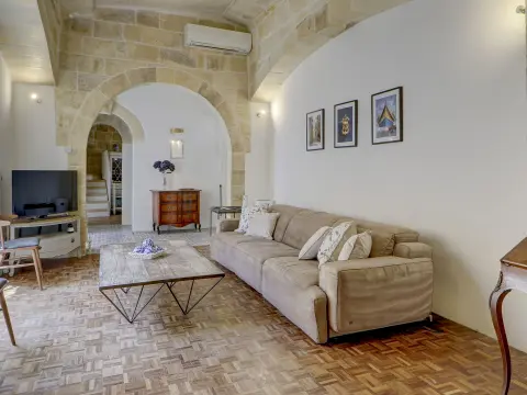 3 bed Town House For Rent in Zebbug, Zebbug - thumb 2