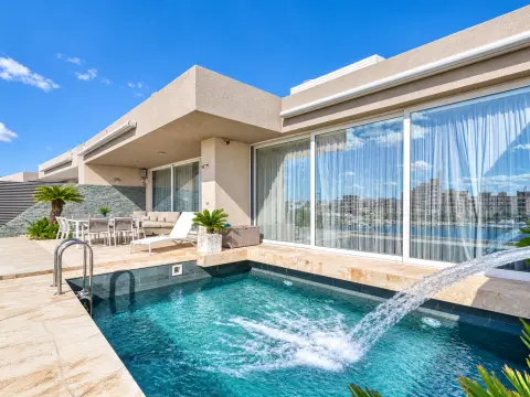 4 bed Penthouse For Rent in Ta' Xbiex, Ta' Xbiex - thumb 2