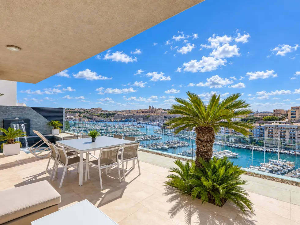 4 bed Penthouse For Rent in Ta' Xbiex, Ta' Xbiex - thumb 3