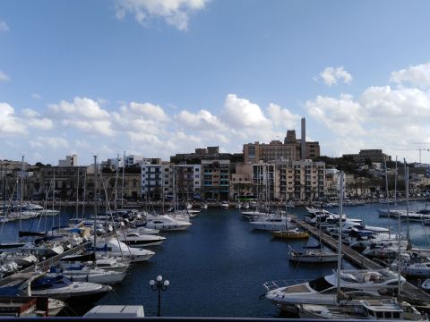 3 bed Apartment For Rent in Ta' Xbiex, Ta' Xbiex - thumb 1