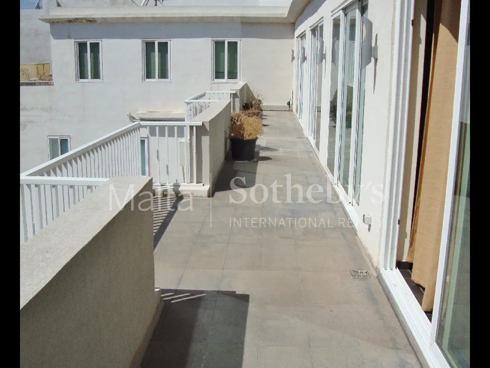 3 bed Penthouse For Rent in Ta' Xbiex, Ta' Xbiex - thumb 10