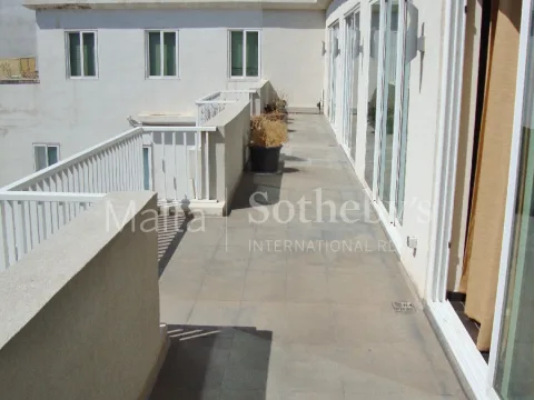 3 bed Penthouse For Rent in Ta' Xbiex, Ta' Xbiex - thumb 10