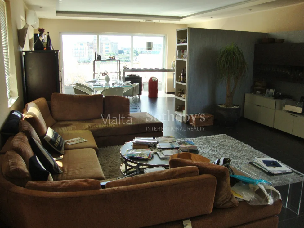3 bed Penthouse For Rent in Ta' Xbiex, Ta' Xbiex - thumb 2