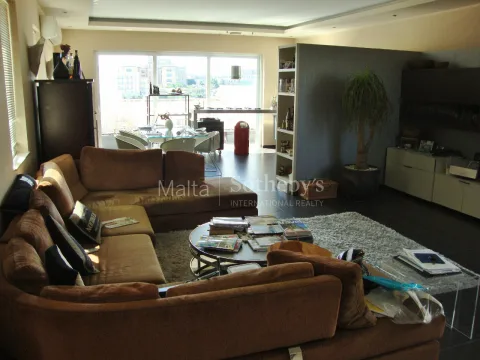 3 bed Penthouse For Rent in Ta' Xbiex, Ta' Xbiex - thumb 2