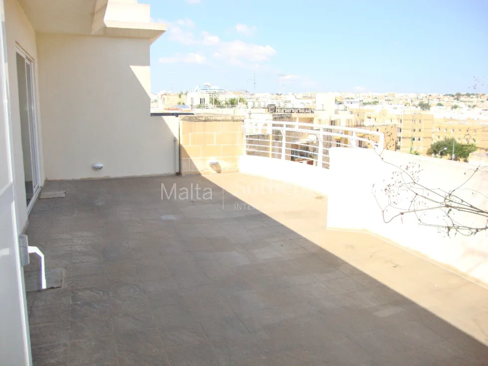 3 bed Penthouse For Rent in Ta' Xbiex, Ta' Xbiex - thumb 3