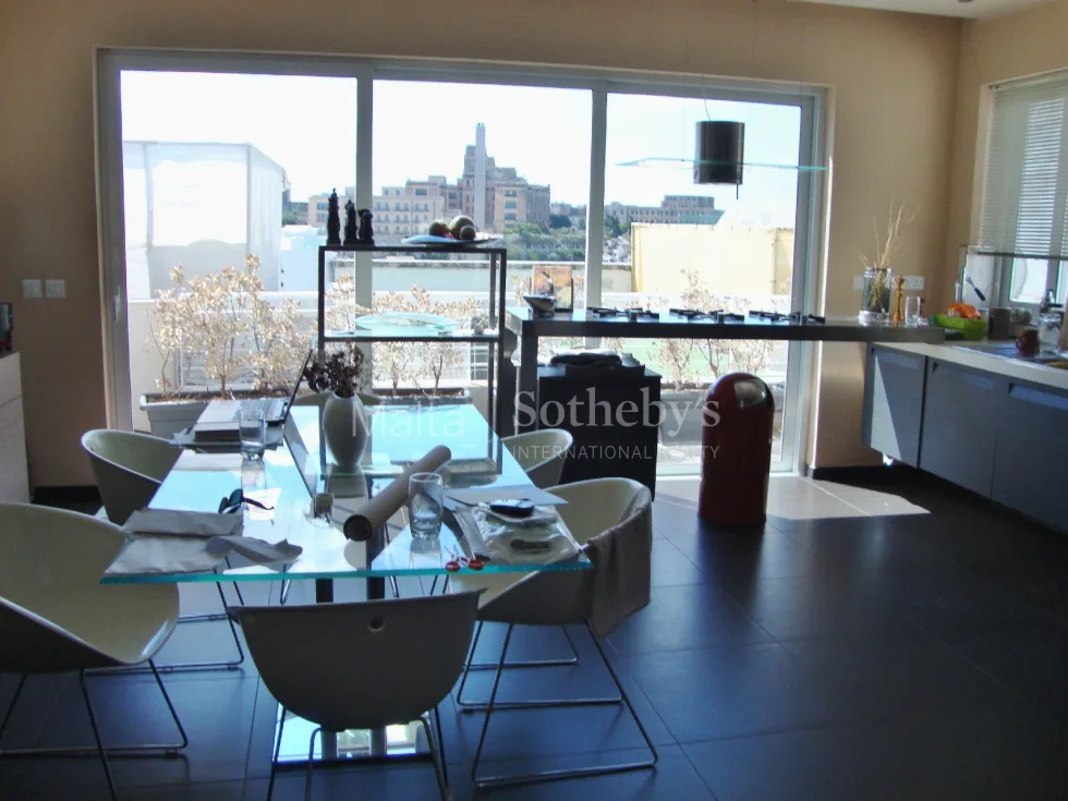 3 bed Penthouse For Rent in Ta' Xbiex, Ta' Xbiex - thumb 4