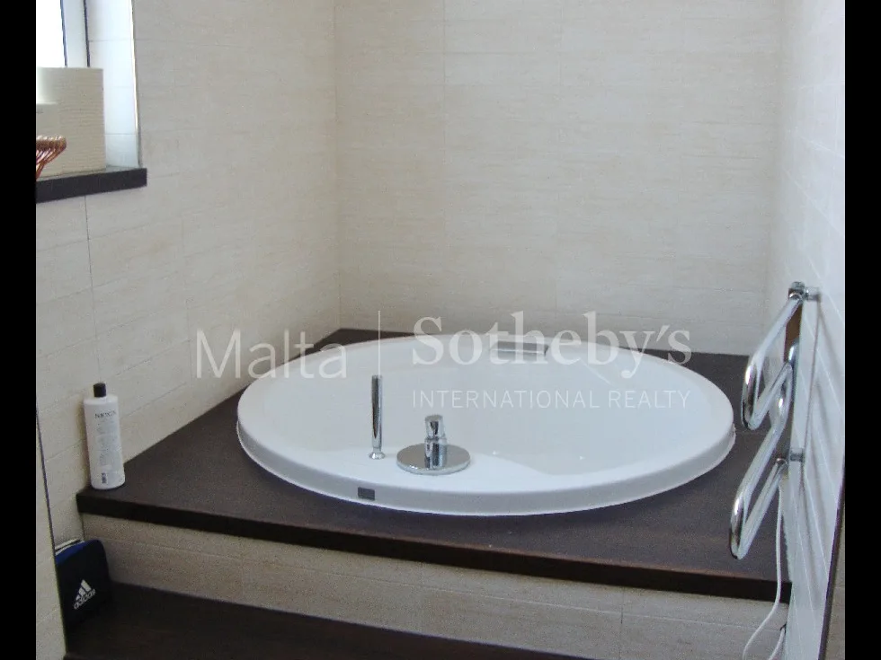 3 bed Penthouse For Rent in Ta' Xbiex, Ta' Xbiex - thumb 7