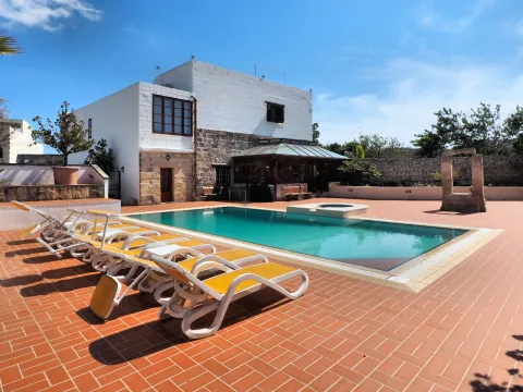 4 bed Farmhouse For Rent in Swatar, Swatar - thumb 1