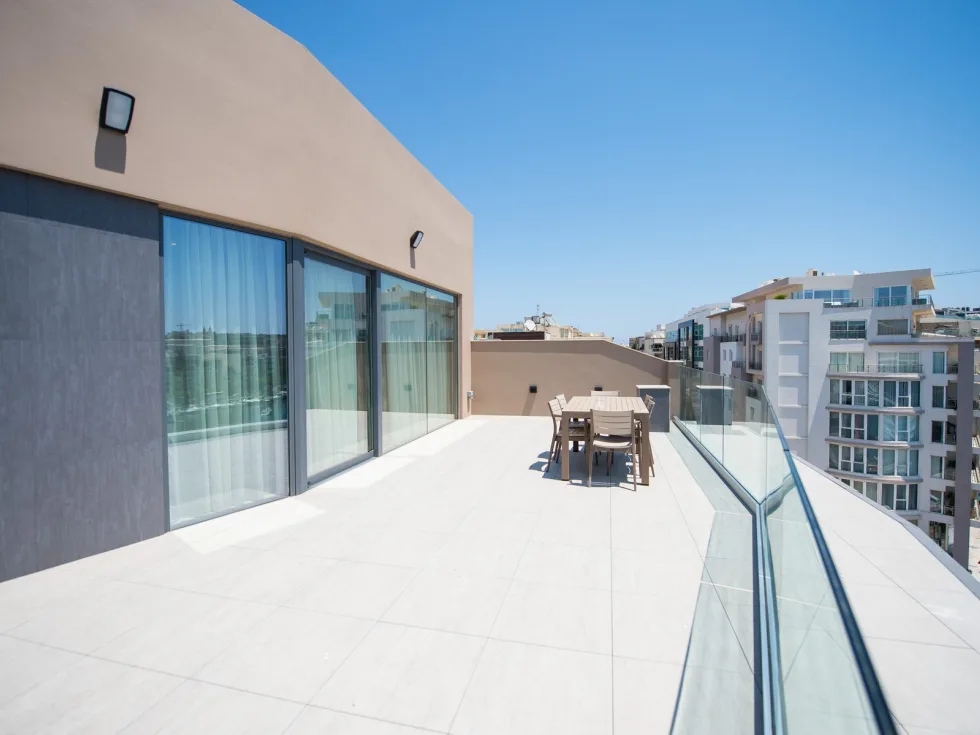 2 bed Penthouse For Rent in Ta' Xbiex, Ta' Xbiex - thumb 2